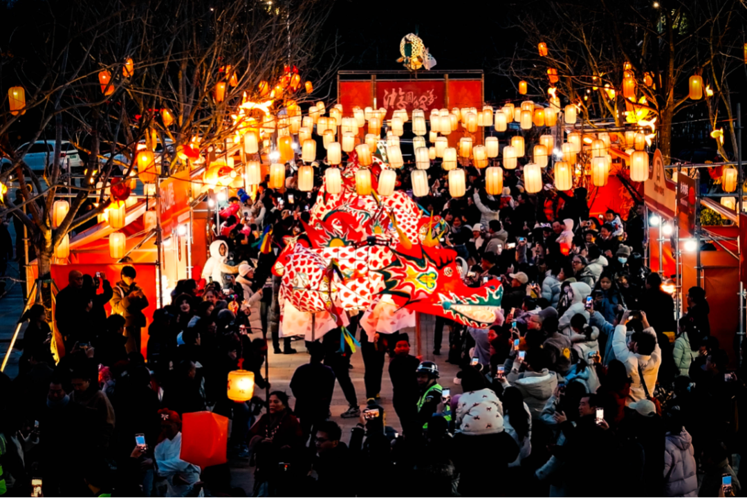 《游园鲤梦 闹春忙》.jpg