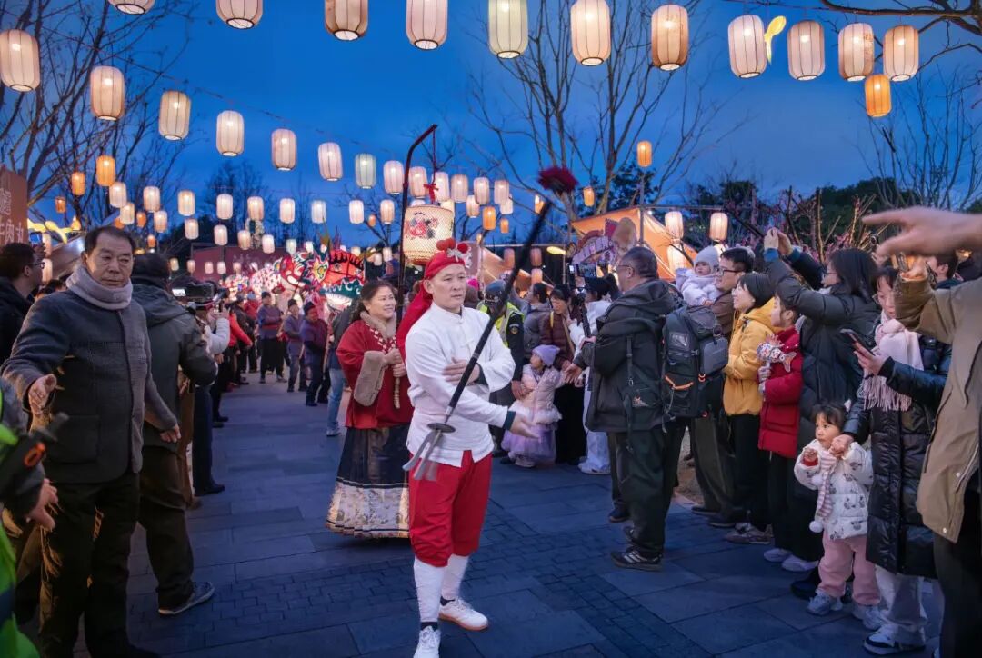 《鱼灯巡游，东太湖畔的新春盛景》.jpg